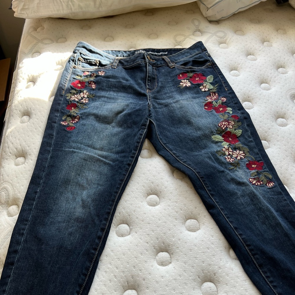 Soho jeans with embroidered detail size 6